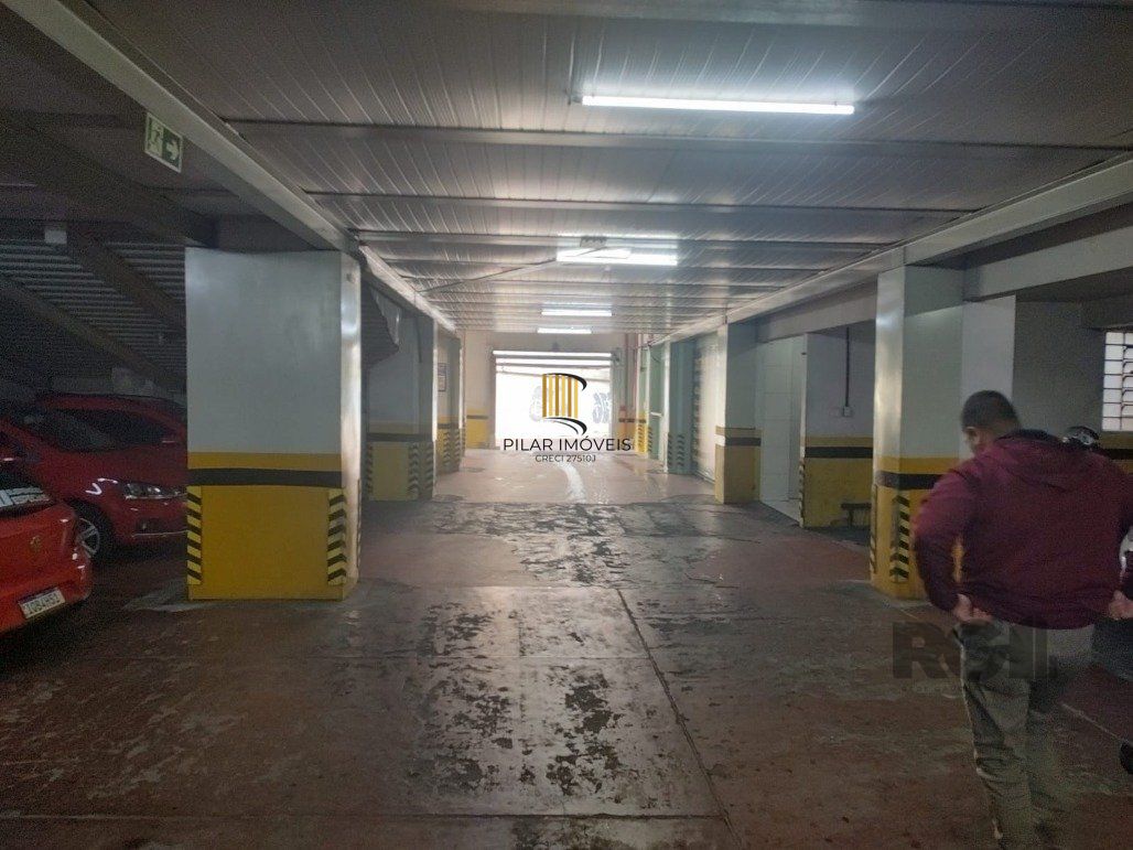 Vende pavilão, garagem de estacionamento para 100 carros, 2.400m² com salas para escritórios e depósito no centro de Porto Alegre