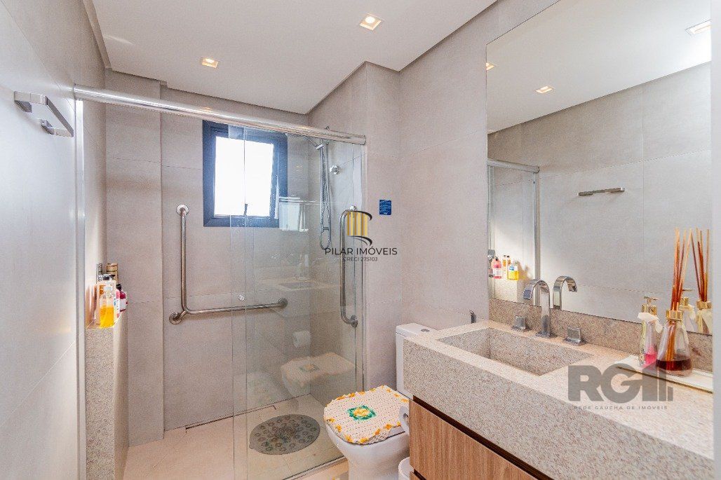 Apartamento á venda, 2 dormitórios, 2 vagas, no bairro Rio Branco, próximo à Redenção.