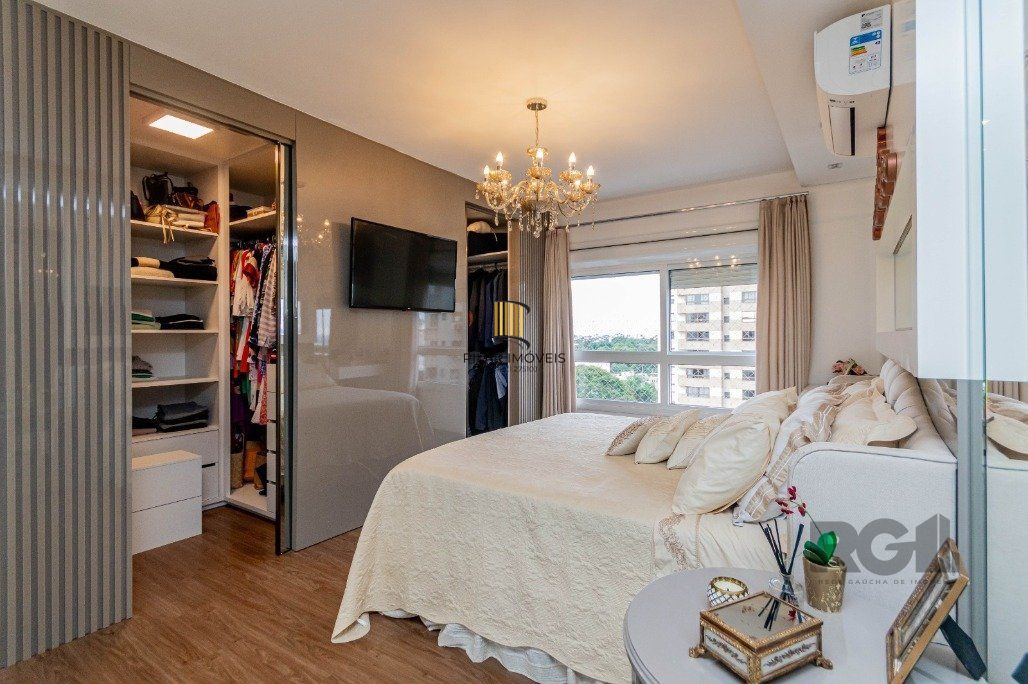 Apartamento com 209 m² privativos sendo 3 suítes, 4 elevadores, 3 vagas de garagens, à venda no bairro Higienópolis