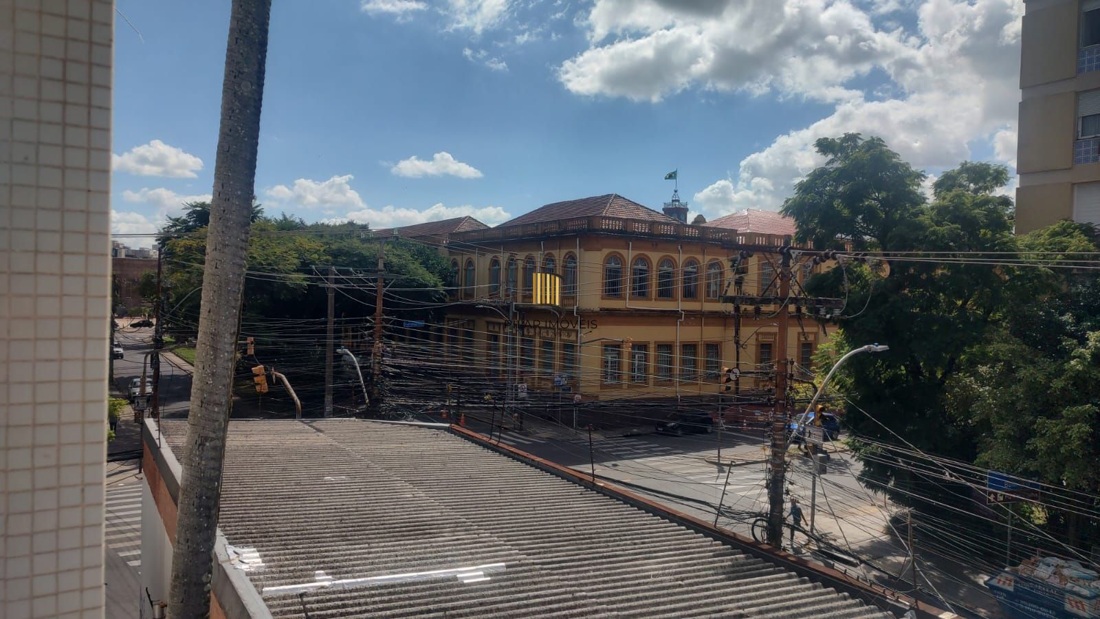 AP, 3 dormitórios, 1 suíte, 3 banheiros, box coberto, frente colégio Militar