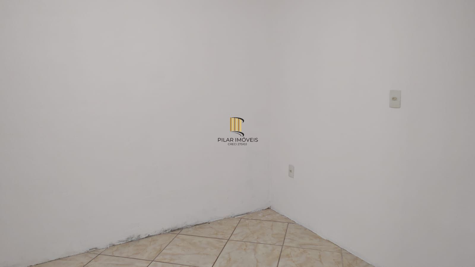 Vende casa com 84m² ,  2 dormitórios, terreno com 300m²