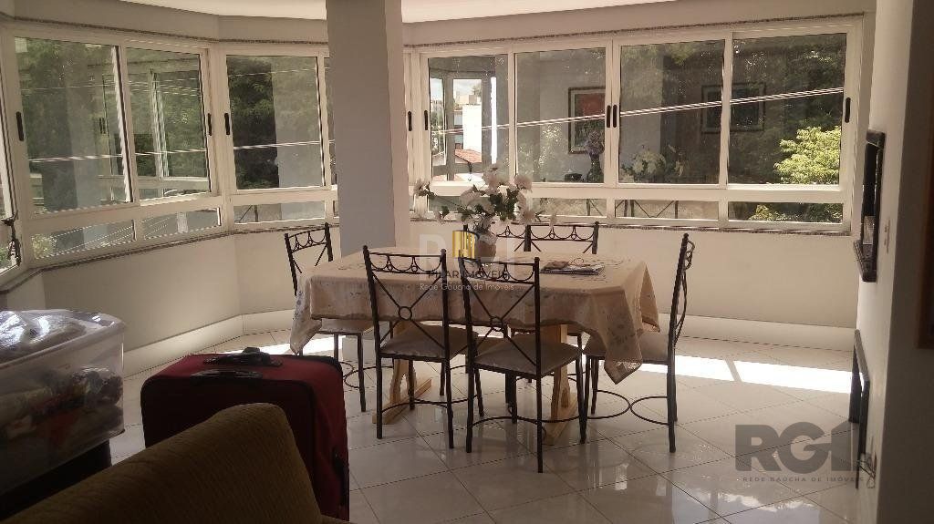 Vende prédio com 3 apartamentos, 9 dormitórios, 3 suíte, 3 salas amplas com churrasqueira, box 6 vaga coberta, 479 m² por R$ 1.200,000,00- São João - Porto Alegre/RS