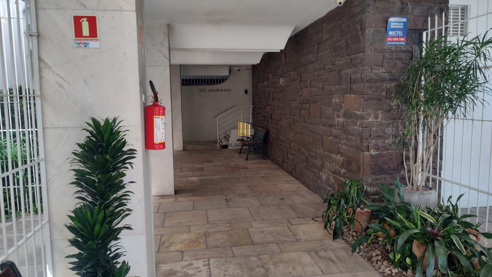 AP, 3 dormitórios, 1 suíte, 3 banheiros, box coberto, frente colégio Militar