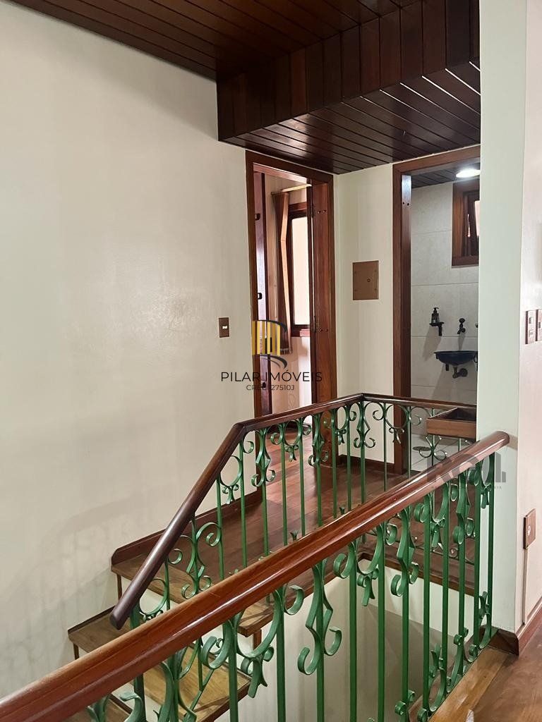 Cobertura para Comprar  com três dormitórios e uma suíte, duas vagas no bairro Petrópolis.