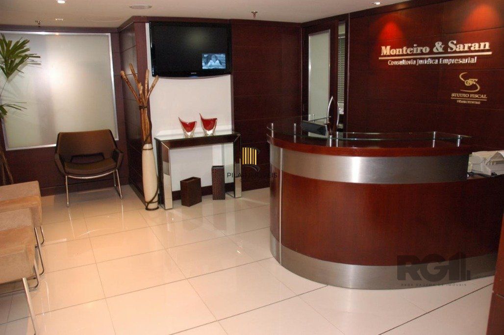 Conjunto comercial desocupado no Edel Trade Center