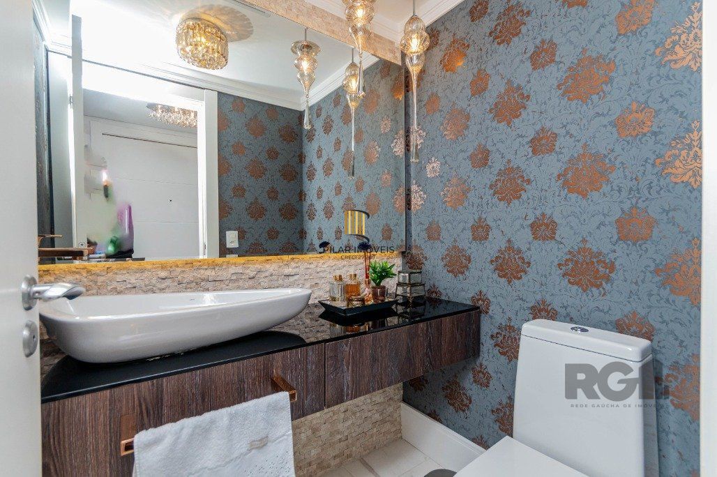 Apartamento com 209 m² privativos sendo 3 suítes, 4 elevadores, 3 vagas de garagens, à venda no bairro Higienópolis