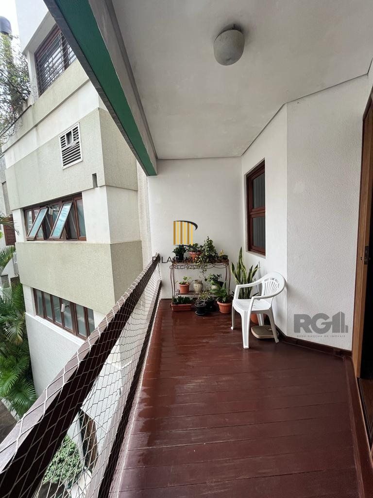 Cobertura para Comprar  com três dormitórios e uma suíte, duas vagas no bairro Petrópolis.