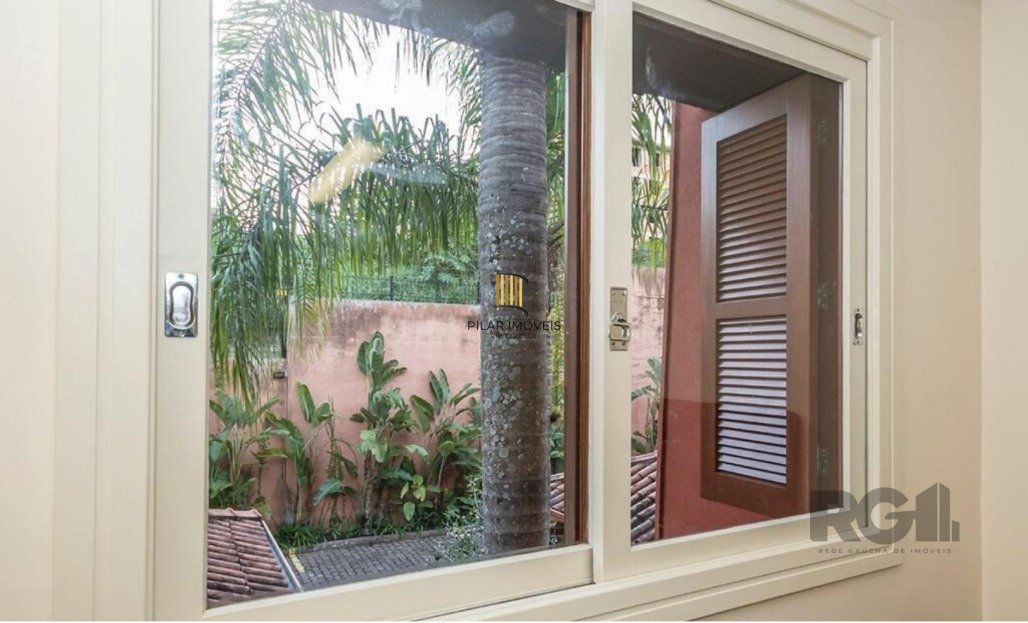 Casa em condomínio à venda no Bairro Três Figueiras.
