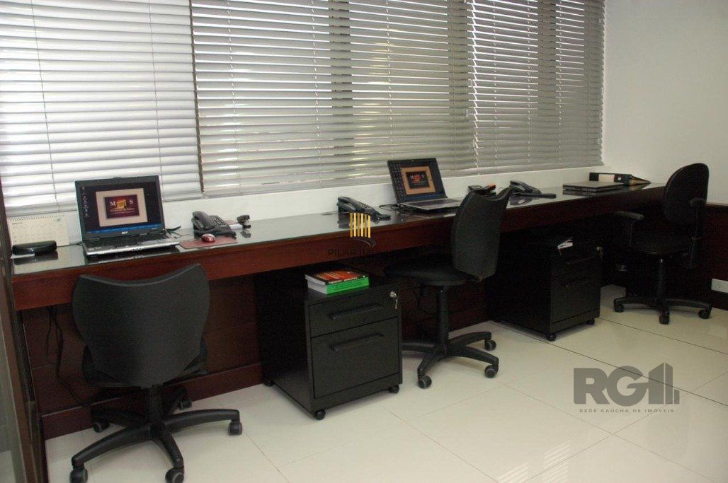 Conjunto comercial desocupado no Edel Trade Center