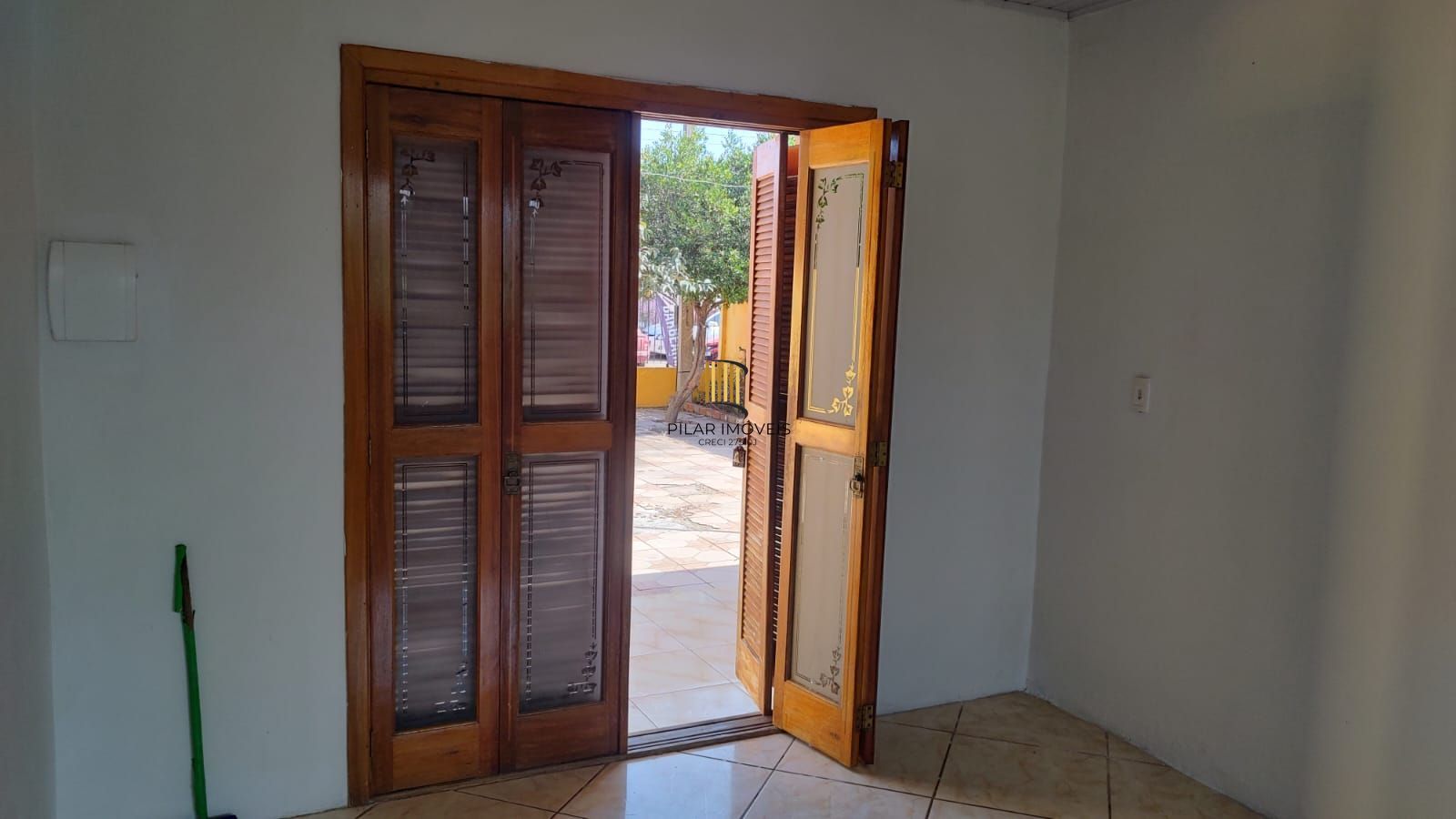 Vende casa com 84m² ,  2 dormitórios, terreno com 300m²