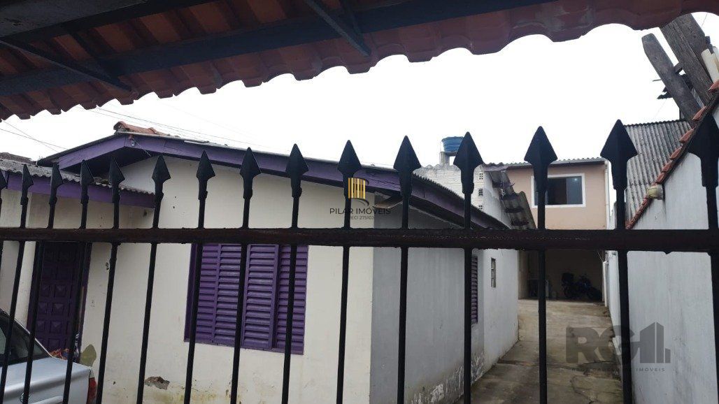 Vende terreno 300m², com 3 casas, casa da frente 2 dormitórios, sobrado nos fundos parte de baixo 2 dormitórios,1 banheiro sala cozinha conjugada,  em cima 3 dormitórios, 2 banheiros, sala e cozinha