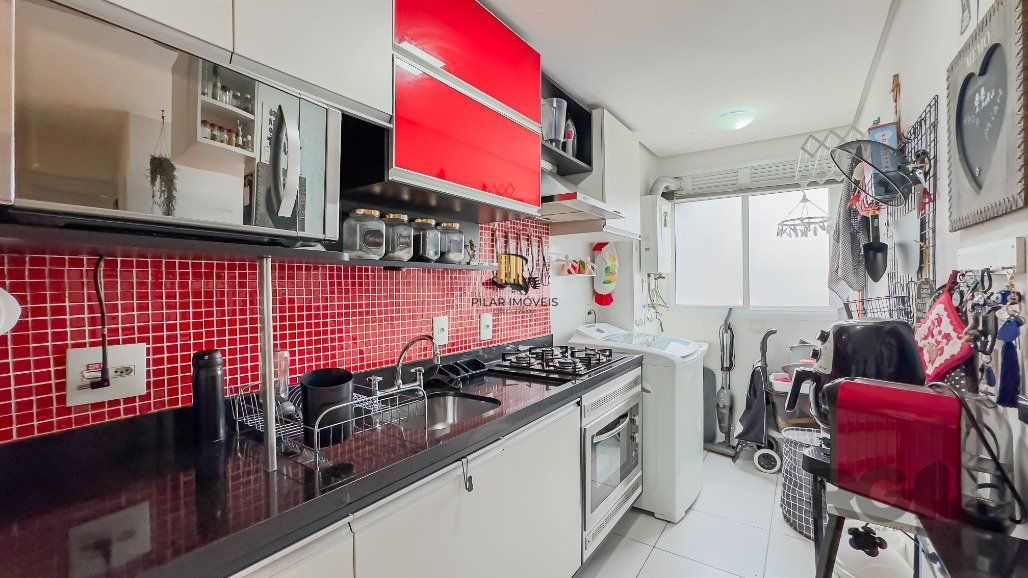 Apartamento a venda no bairro Passo da Areia com dois dormitórios.