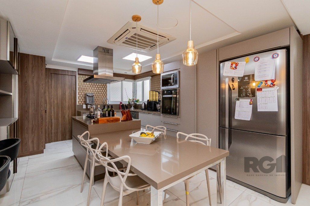 Apartamento com 209 m² privativos sendo 3 suítes, 4 elevadores, 3 vagas de garagens, à venda no bairro Higienópolis