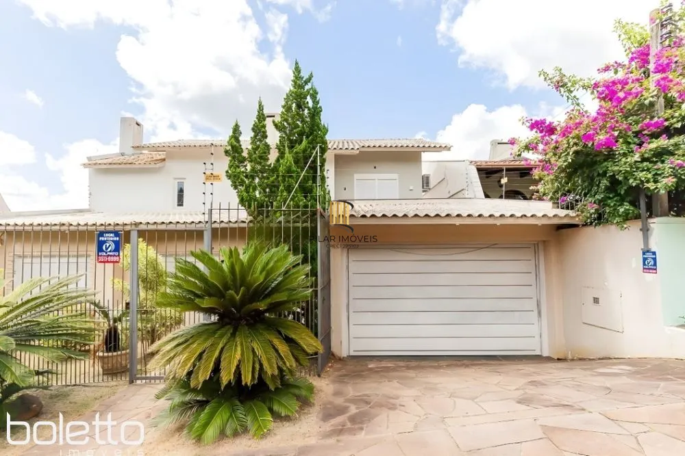 Casa Reformada com Piscina, 370m², 2 Suítes com Closet no Três Figueiras – POA