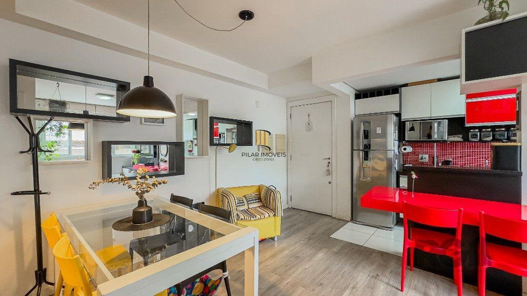 Apartamento a venda no bairro Passo da Areia com dois dormitórios.