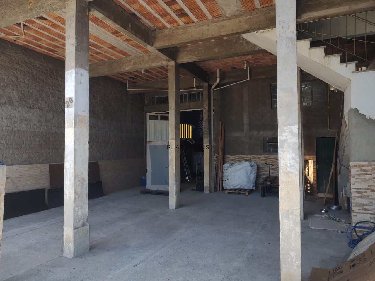 Vende Casa Comercial com deposito nos fundos, 289,80m²