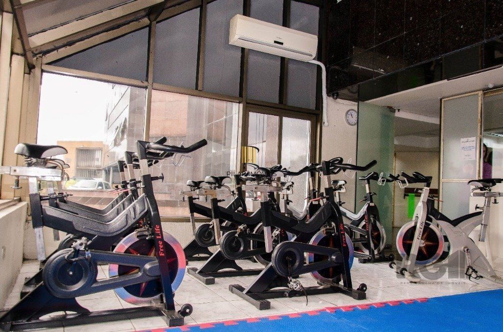 Conjunto comercial desocupado no Edel Trade Center