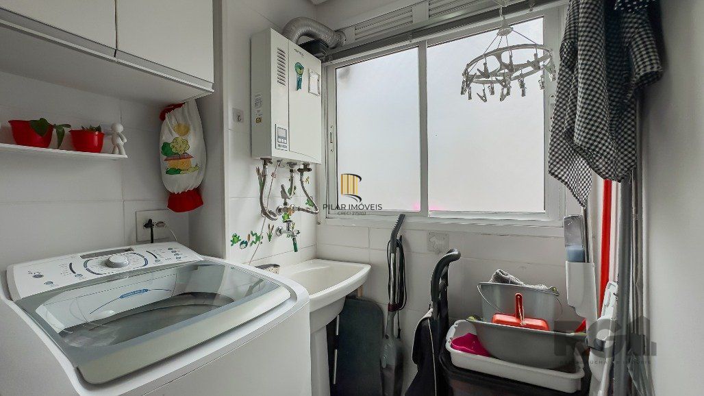 Apartamento a venda no bairro Passo da Areia com dois dormitórios.