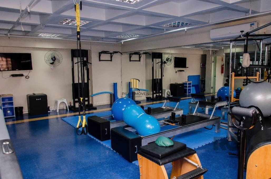 Conjunto comercial desocupado no Edel Trade Center
