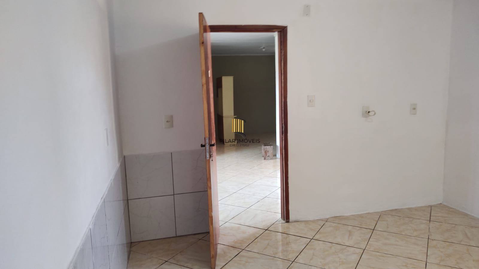 Vende casa com 84m² ,  2 dormitórios, terreno com 300m²