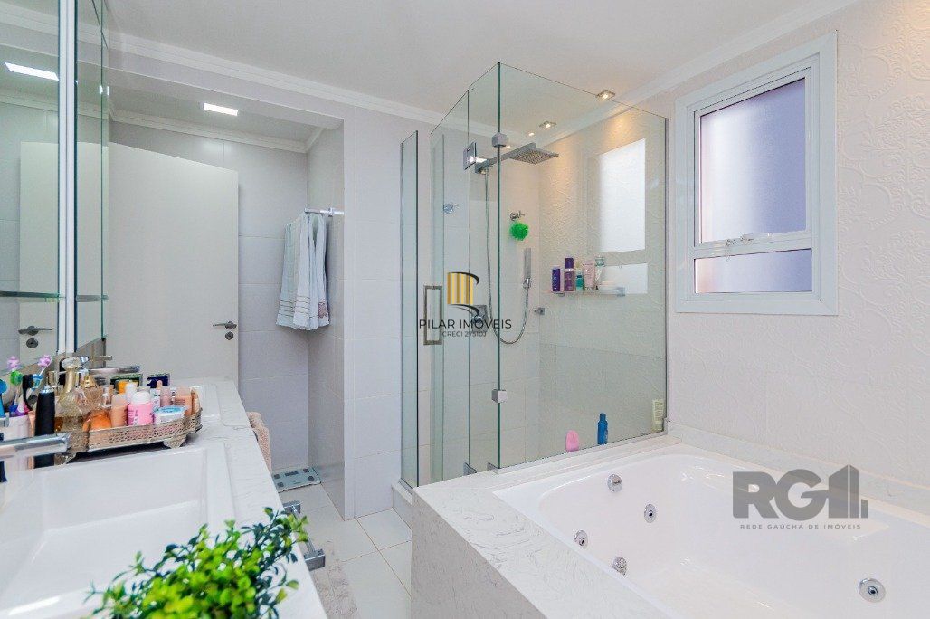 Apartamento com 209 m² privativos sendo 3 suítes, 4 elevadores, 3 vagas de garagens, à venda no bairro Higienópolis