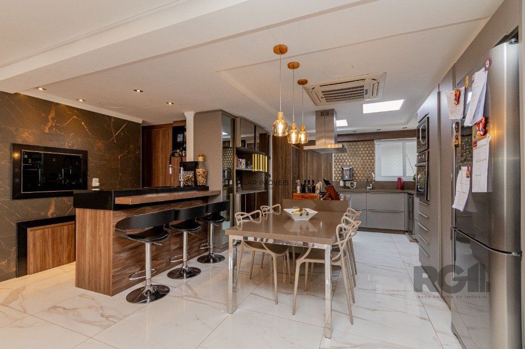 Apartamento com 209 m² privativos sendo 3 suítes, 4 elevadores, 3 vagas de garagens, à venda no bairro Higienópolis