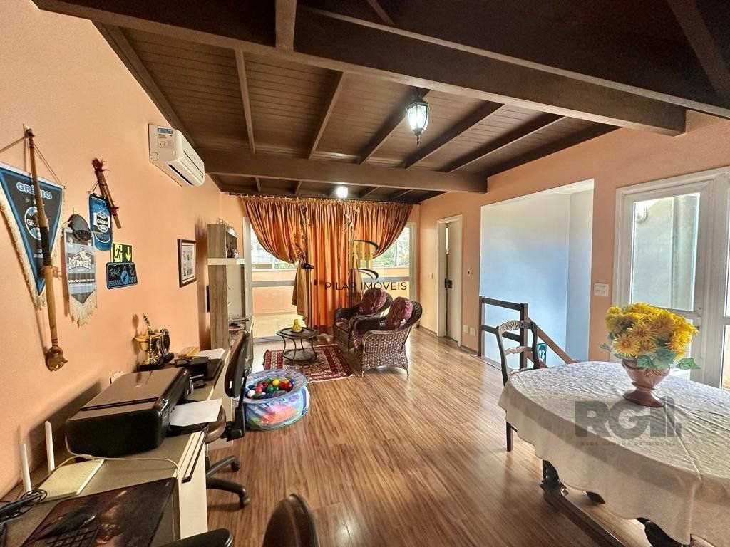 Casa em Condomínio para Comprar no bairro Pedra Redonda com 4 suítes