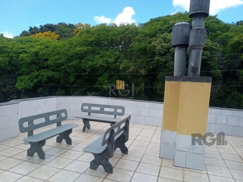 Vende prédio com 3 apartamentos, 9 dormitórios, 3 suíte, 3 salas amplas com churrasqueira, box 6 vaga coberta, 479 m² por R$ 1.200,000,00- São João - Porto Alegre/RS