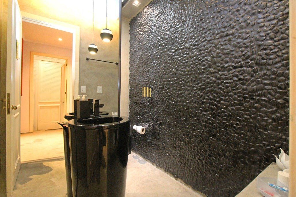Casa em Condomínio para comprar  no bairro Tristeza com 3 dormitórios