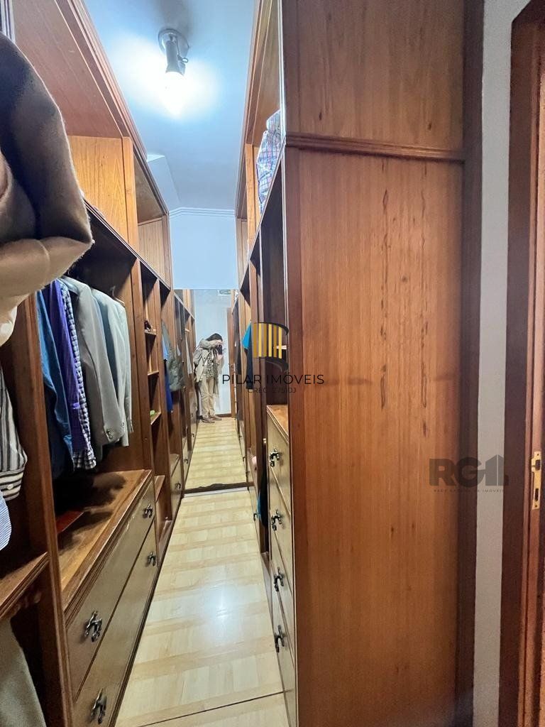 Cobertura para Comprar  com três dormitórios e uma suíte, duas vagas no bairro Petrópolis.
