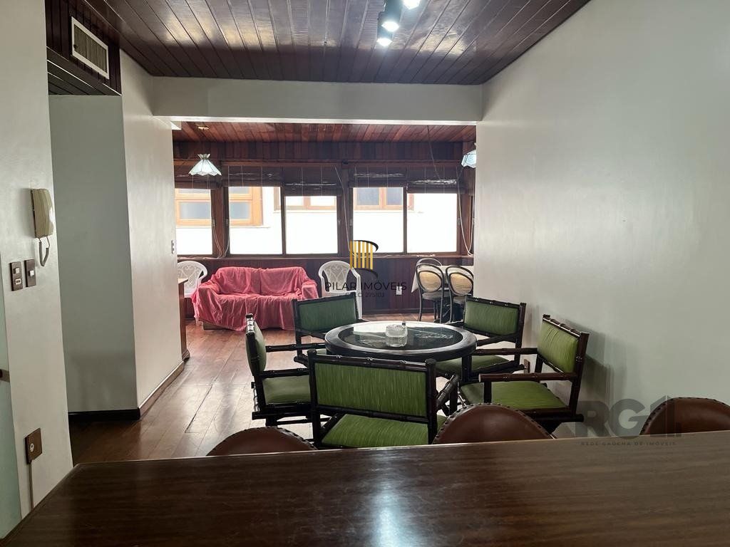 Cobertura para Comprar  com três dormitórios e uma suíte, duas vagas no bairro Petrópolis.