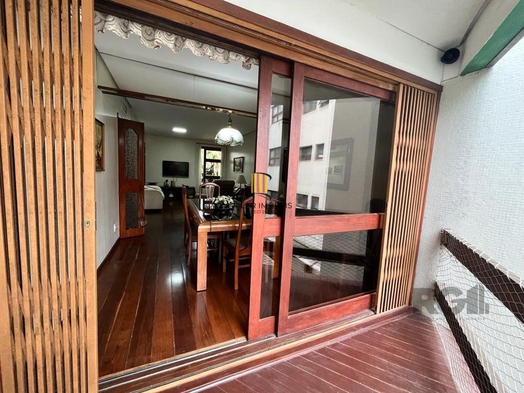 Cobertura para Comprar  com três dormitórios e uma suíte, duas vagas no bairro Petrópolis.