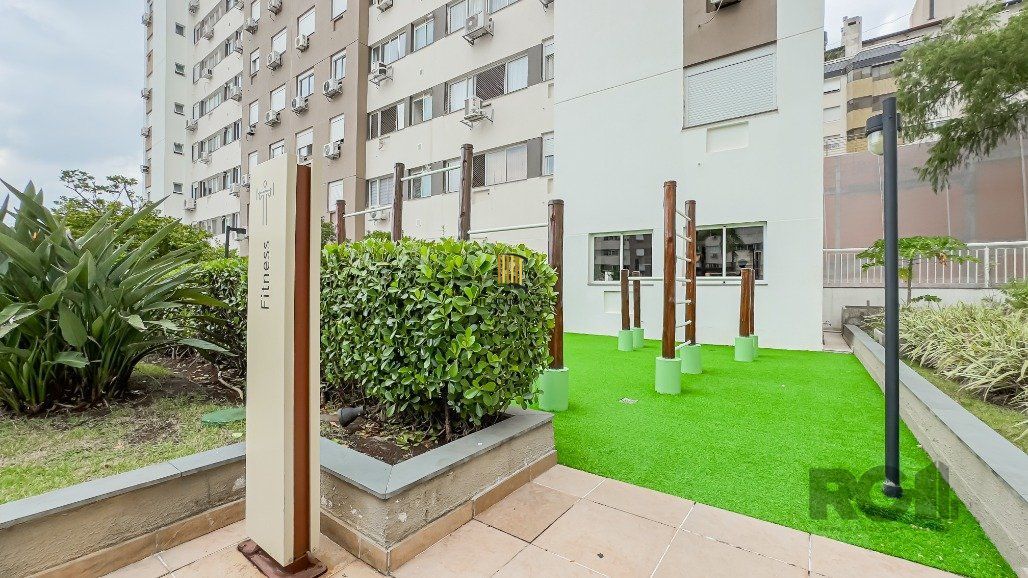 Apartamento a venda no bairro Passo da Areia com dois dormitórios.