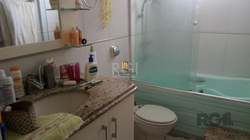 Vende prédio com 3 apartamentos, 9 dormitórios, 3 suíte, 3 salas amplas com churrasqueira, box 6 vaga coberta, 479 m² por R$ 1.200,000,00- São João - Porto Alegre/RS