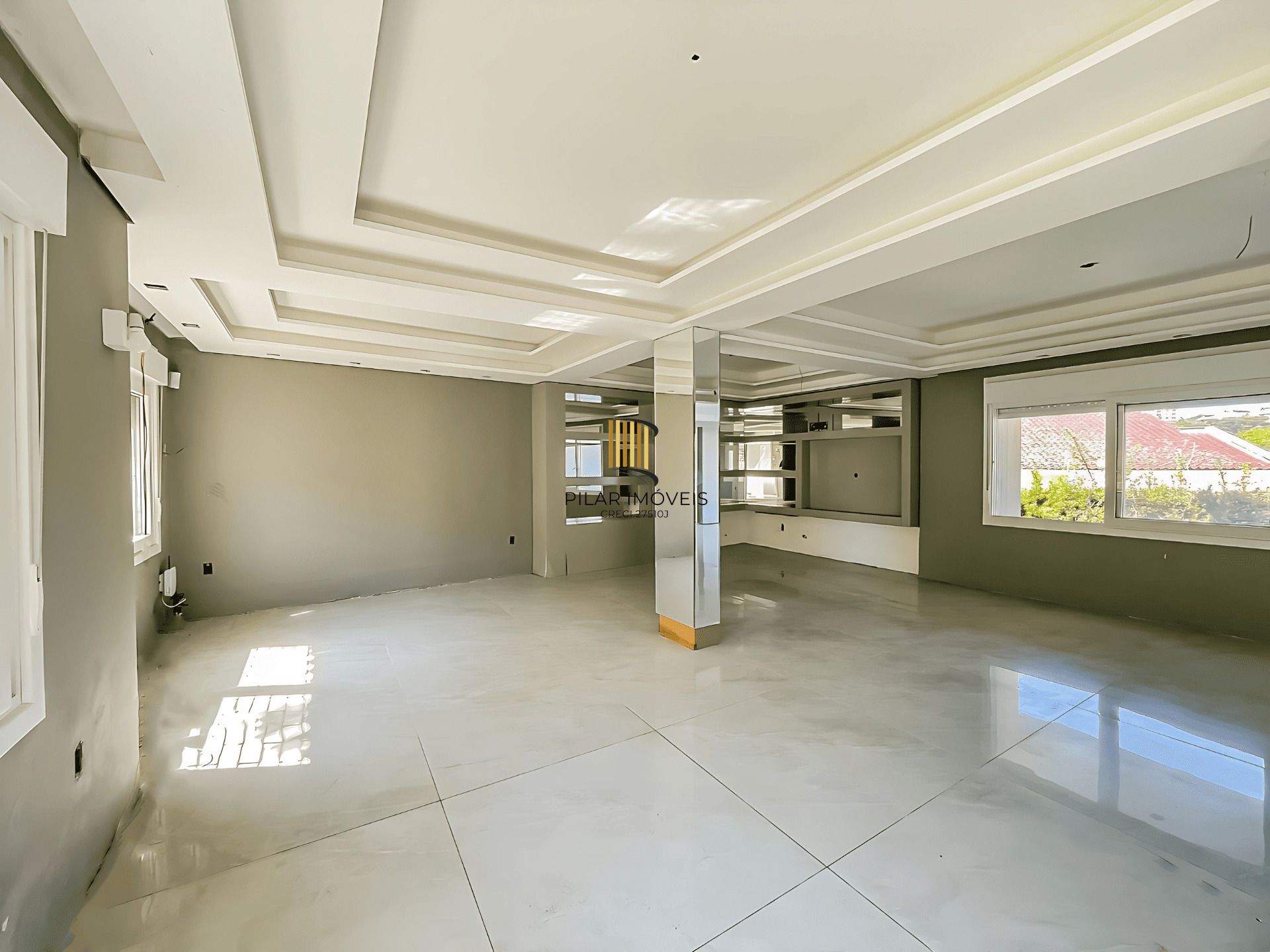 Casa Reformada com Piscina, 370m², 2 Suítes com Closet no Três Figueiras – POA