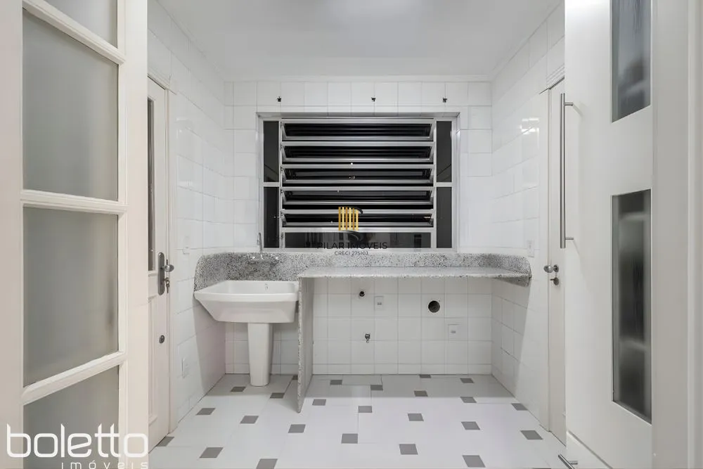 Casa Reformada com Piscina, 370m², 2 Suítes com Closet no Três Figueiras – POA