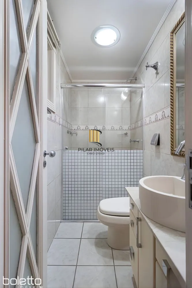 Casa Reformada com Piscina, 370m², 2 Suítes com Closet no Três Figueiras – POA