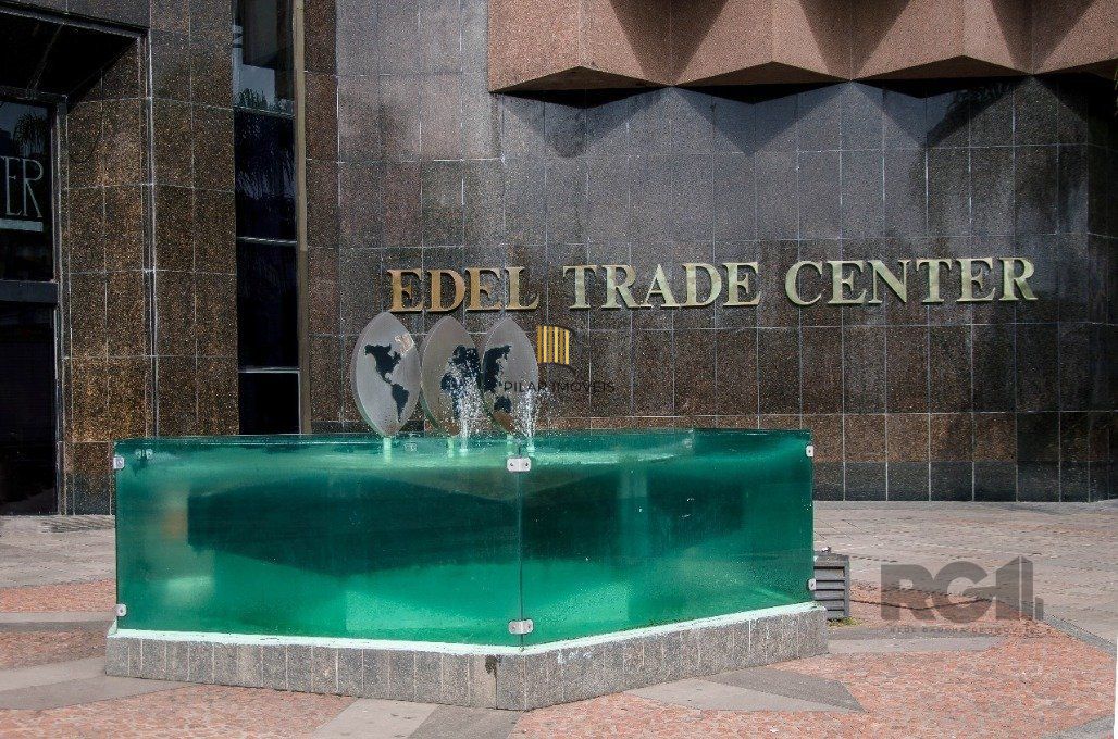 Conjunto comercial desocupado no Edel Trade Center