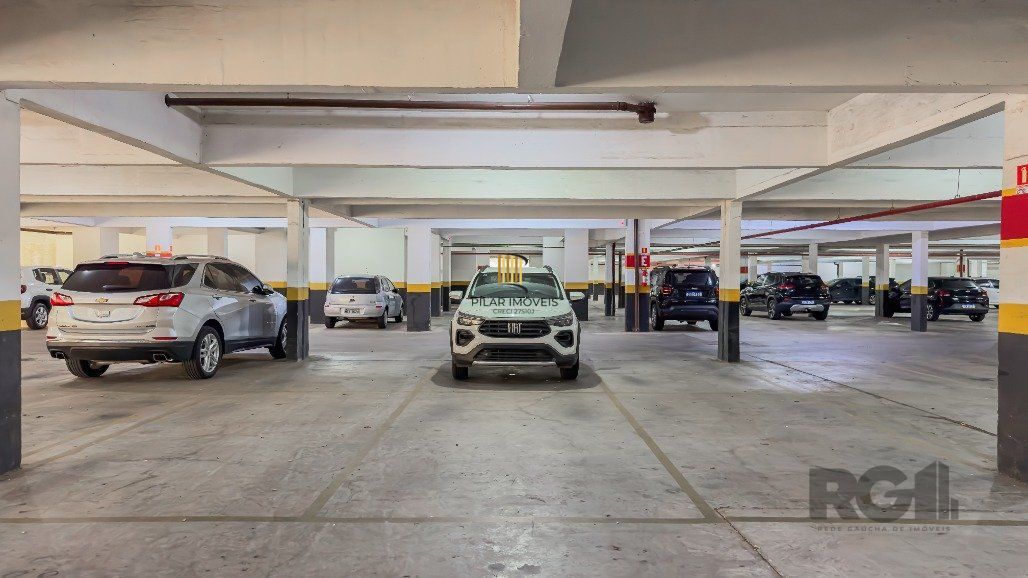 Apartamento a venda no bairro Passo da Areia com dois dormitórios.