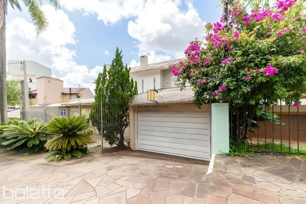Casa Reformada com Piscina, 370m², 2 Suítes com Closet no Três Figueiras – POA