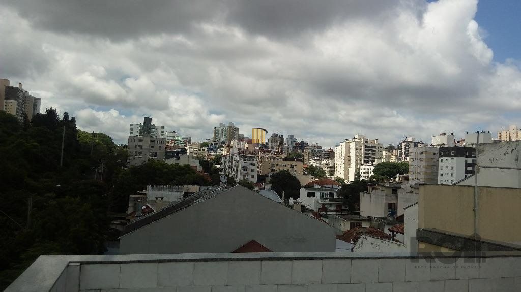 Vende prédio com 3 apartamentos, 9 dormitórios, 3 suíte, 3 salas amplas com churrasqueira, box 6 vaga coberta, 479 m² por R$ 1.200,000,00- São João - Porto Alegre/RS