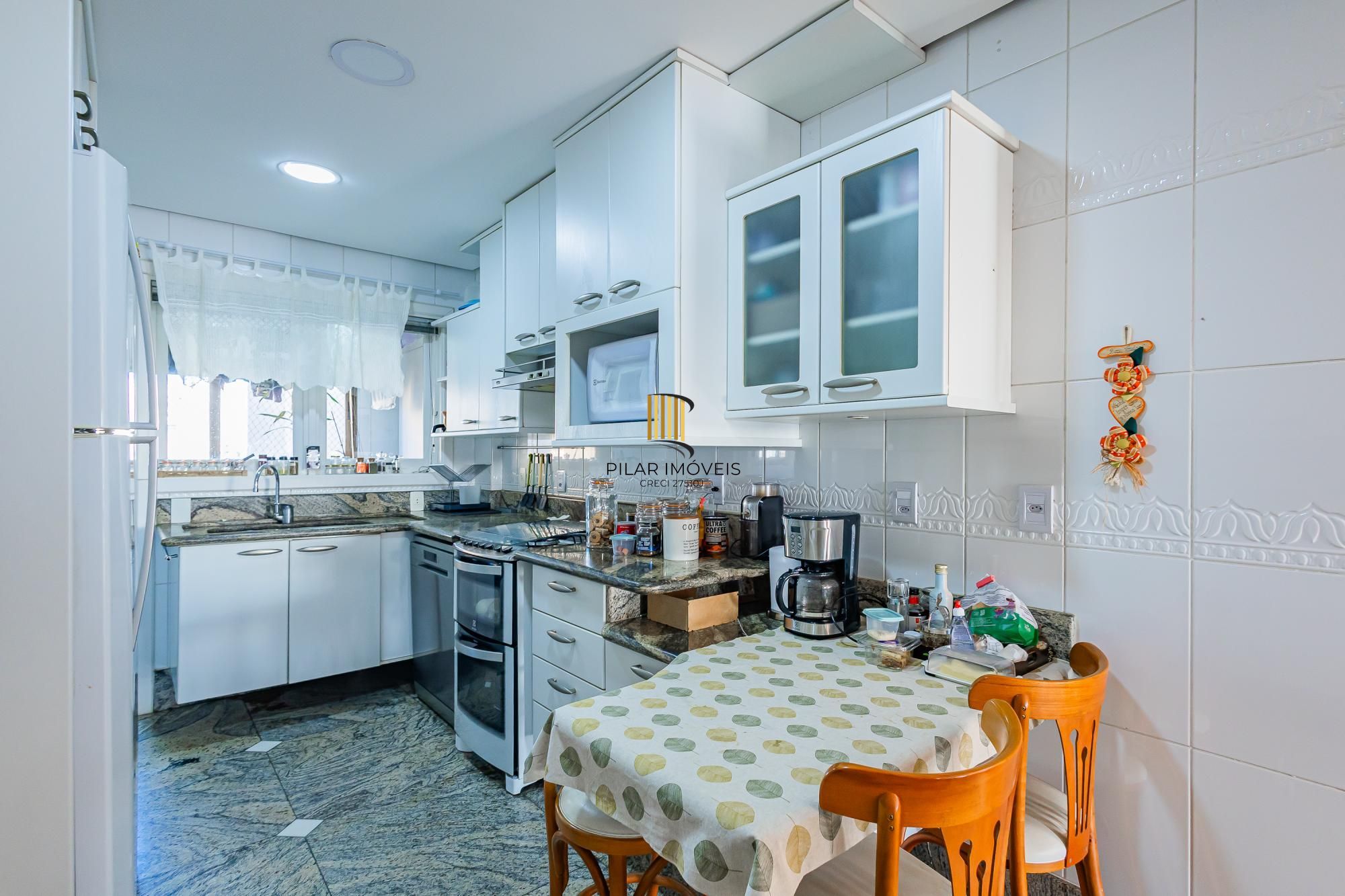 Sofisticação e Conforto em Petrópolis – 231,51m² privativos, 3 dormitórios (1 suíte master) + 3 vagas