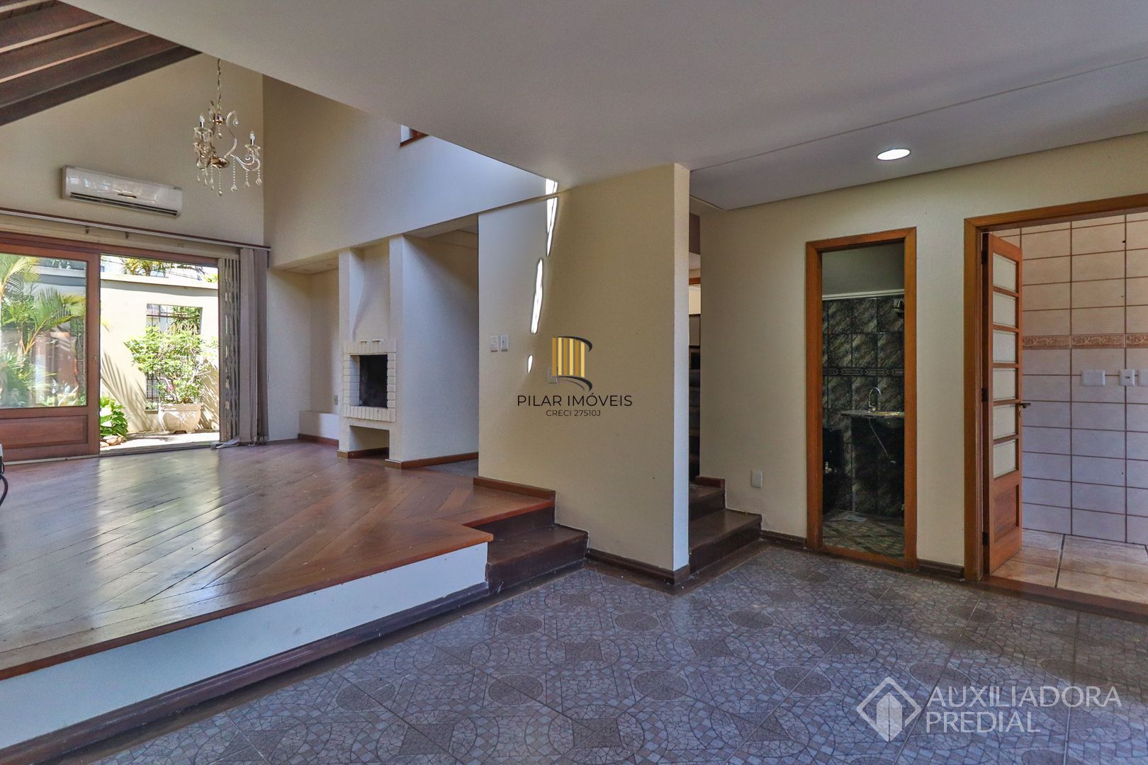 Excelente casa com 5 dormitórios no bairro Cristal