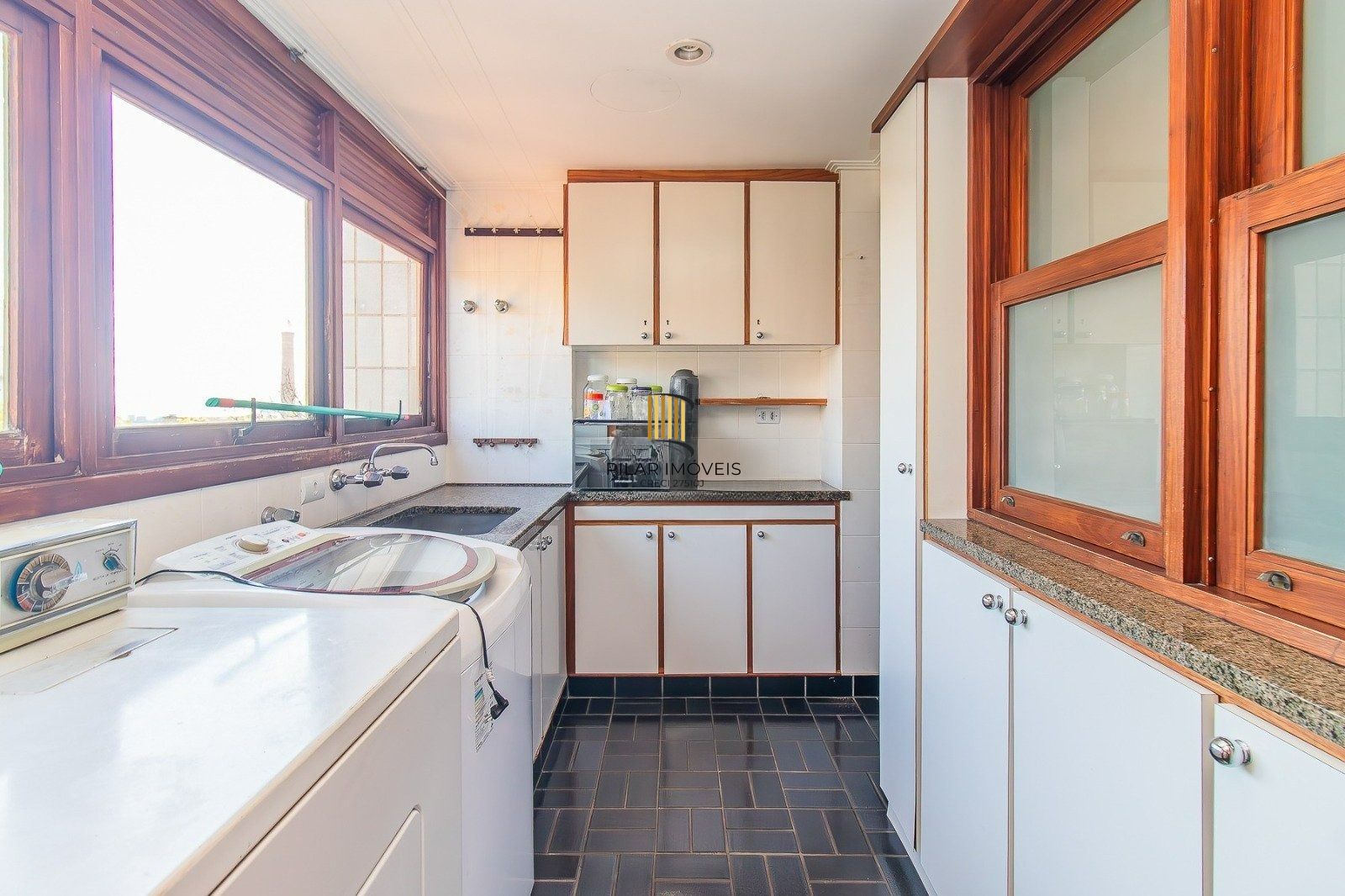 Amplo apartamento de alto padrão com 3 dormitórios