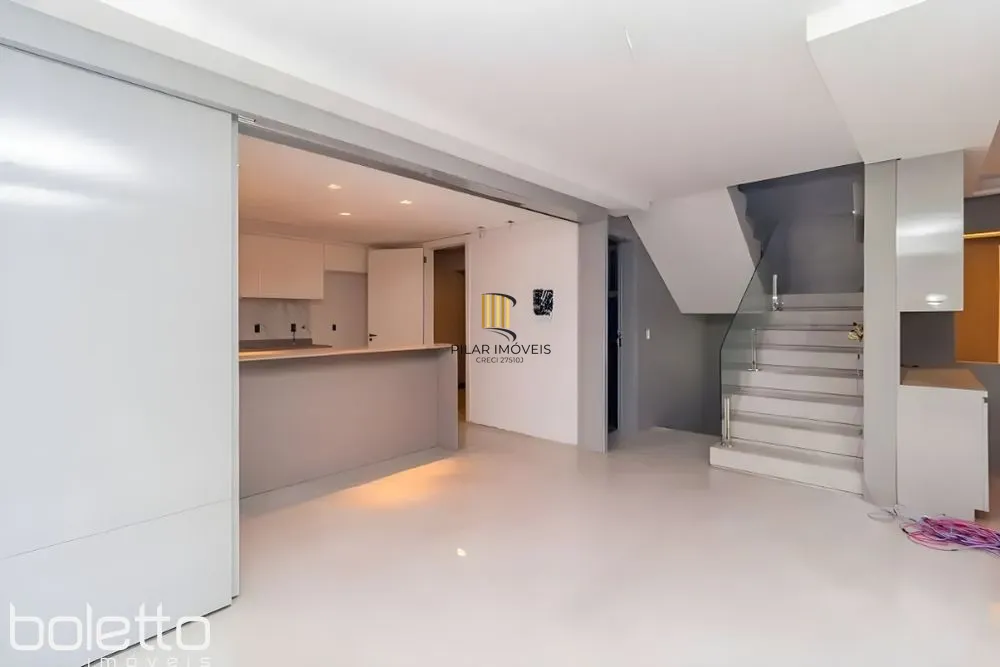 Casa Reformada com Piscina, 370m², 2 Suítes com Closet no Três Figueiras – POA