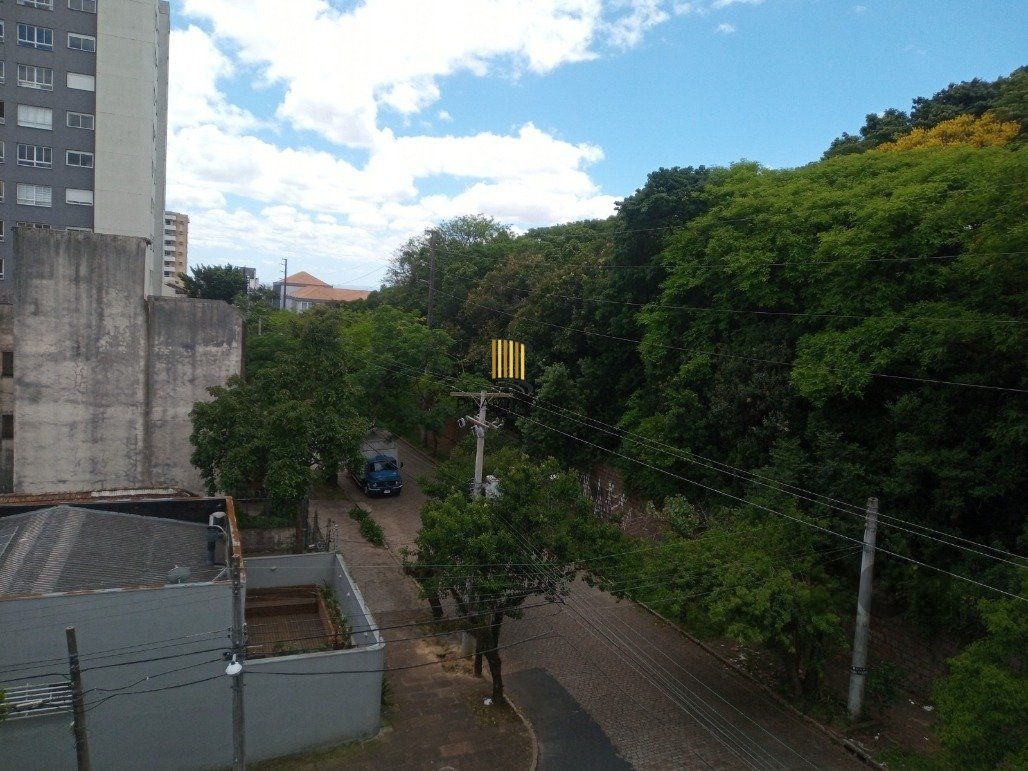 Vende prédio com 3 apartamentos, 9 dormitórios, 3 suíte, 3 salas amplas com churrasqueira, box 6 vaga coberta, 479 m² por R$ 1.200,000,00- São João - Porto Alegre/RS