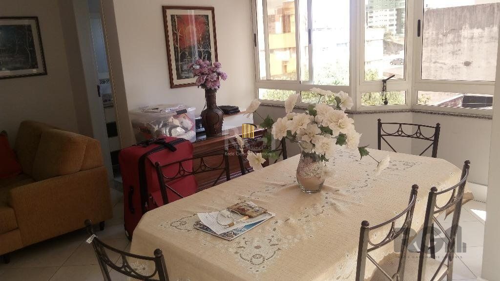 Vende prédio com 3 apartamentos, 9 dormitórios, 3 suíte, 3 salas amplas com churrasqueira, box 6 vaga coberta, 479 m² por R$ 1.200,000,00- São João - Porto Alegre/RS