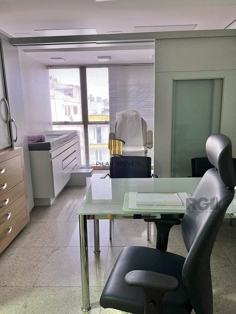 Conjunto comercial para comprar  totalmente mobiliado e desocupado, localizado na prestigiada Rua Felipe Camarão, em frente à Redenção.