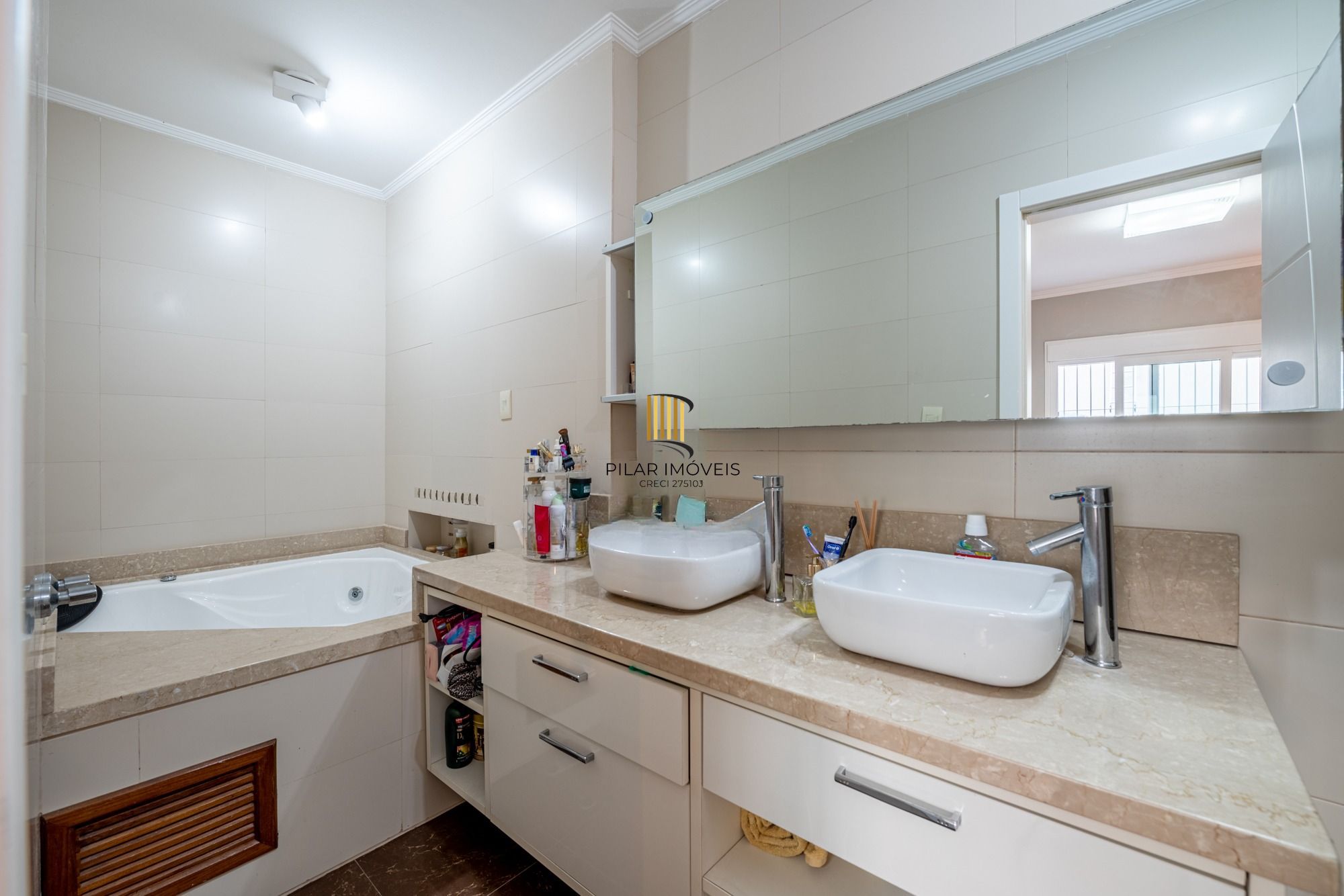Casa com 357m² e 4 dormitórios, 3 suítes, 3 vagas