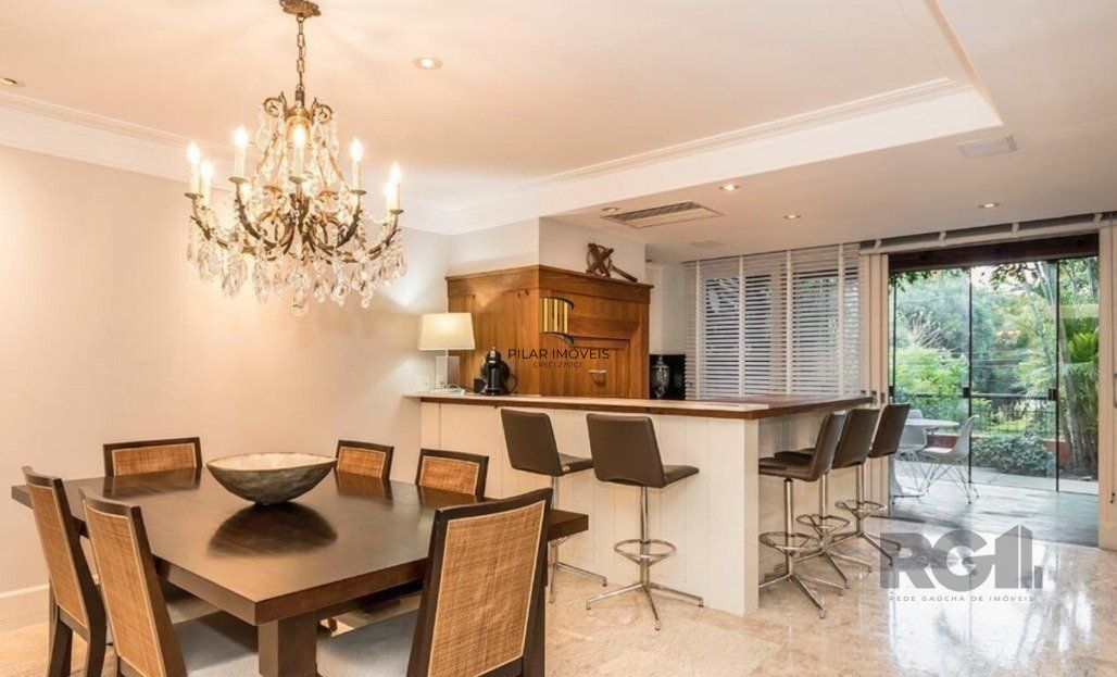 Casa em condomínio à venda no Bairro Três Figueiras.